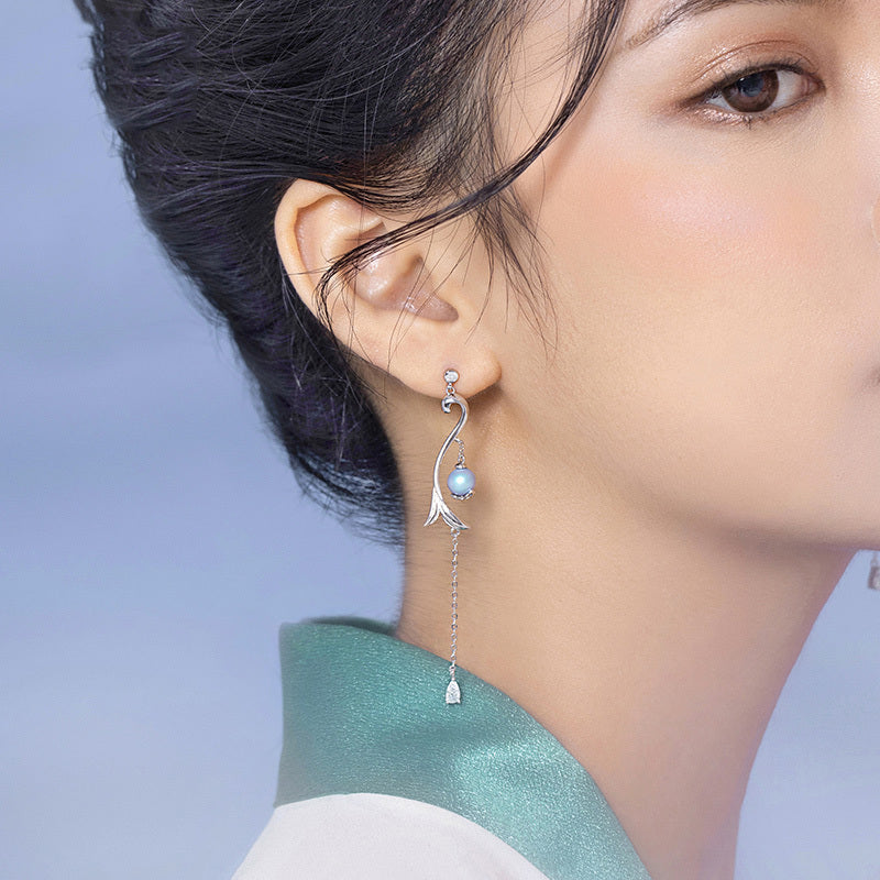 Simple and small earrings
