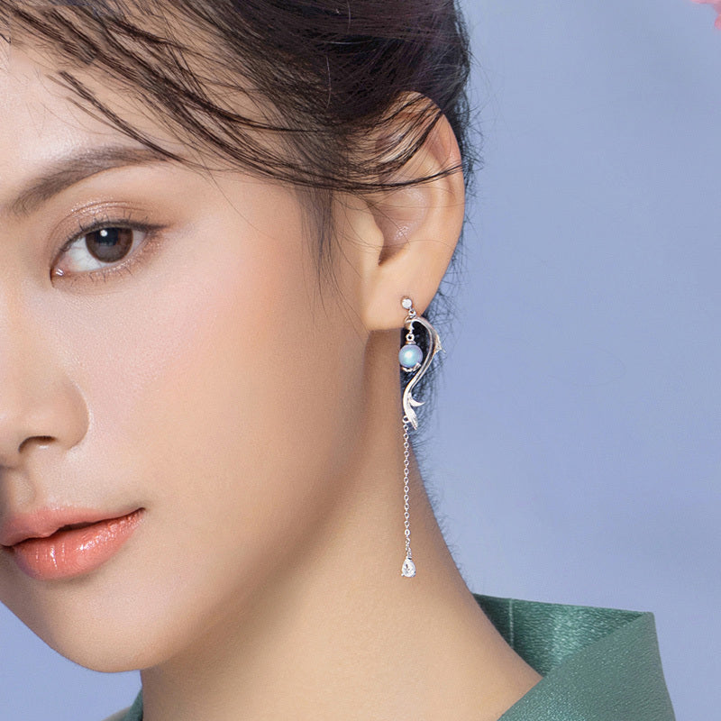 Simple and small earrings
