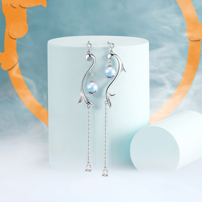 Simple and small earrings