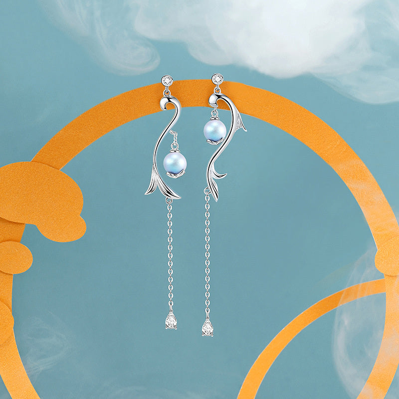 Simple and small earrings