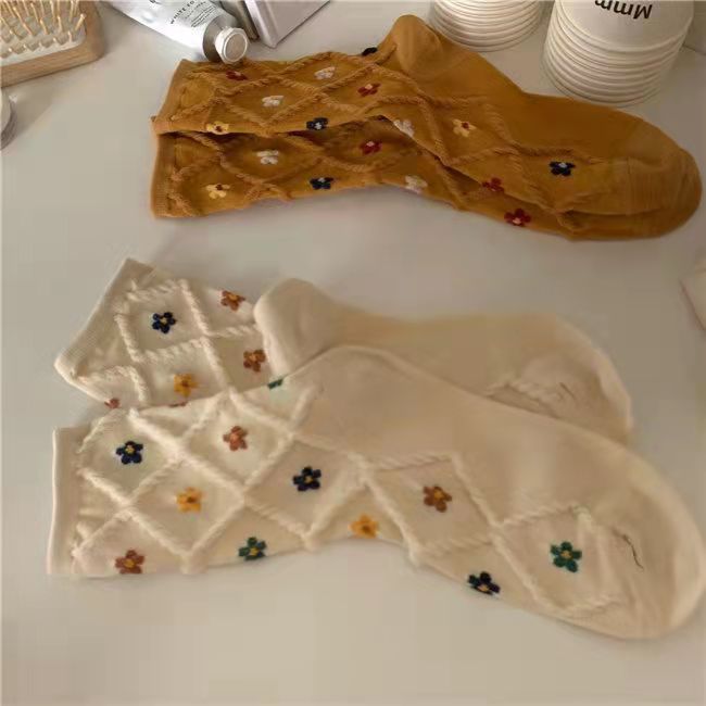 Rhombus Embossed Flower Socks