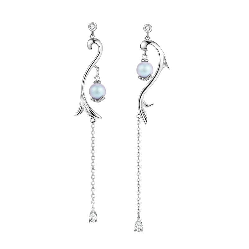 Simple and small earrings