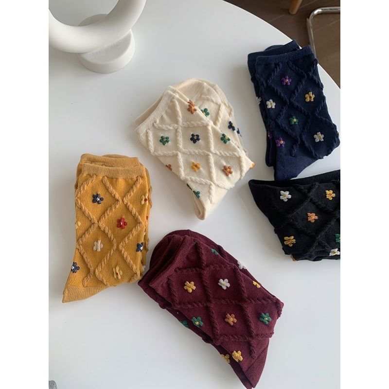 Rhombus Embossed Flower Socks