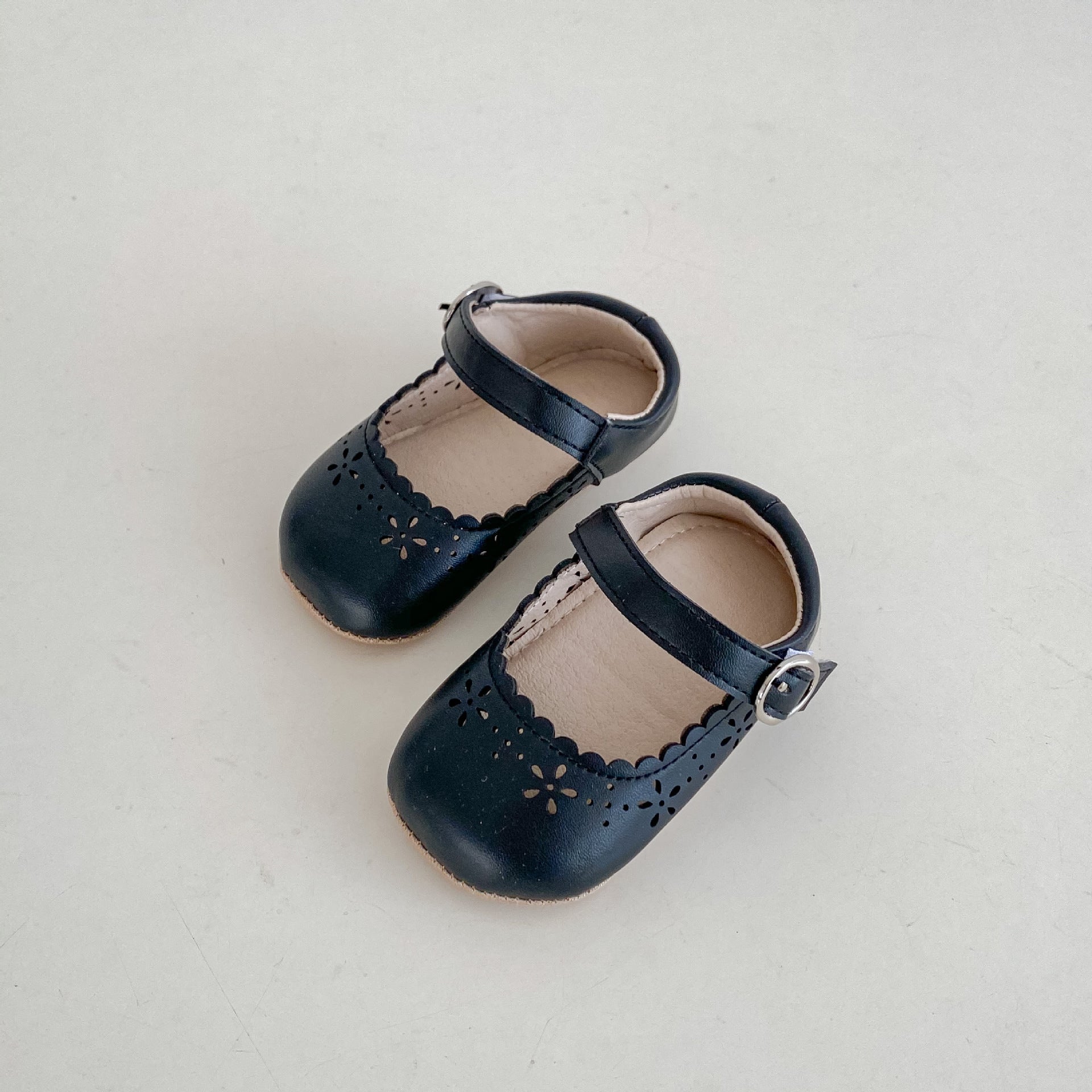 Solid Color Hollow Breathable And Wearable Cute Soft Sole Shoes